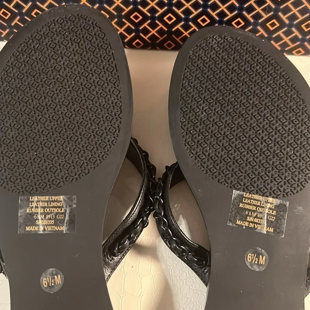 TORY BURCH New without Tags Everly Perfect Black Paris Nappa Chain Thong Sandal